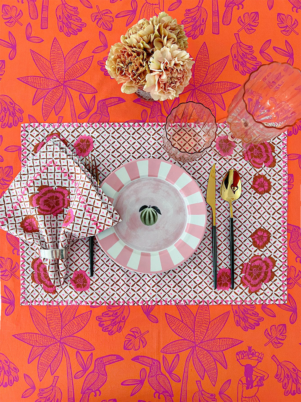 Table Cloth Colombia with Ruffle Berry