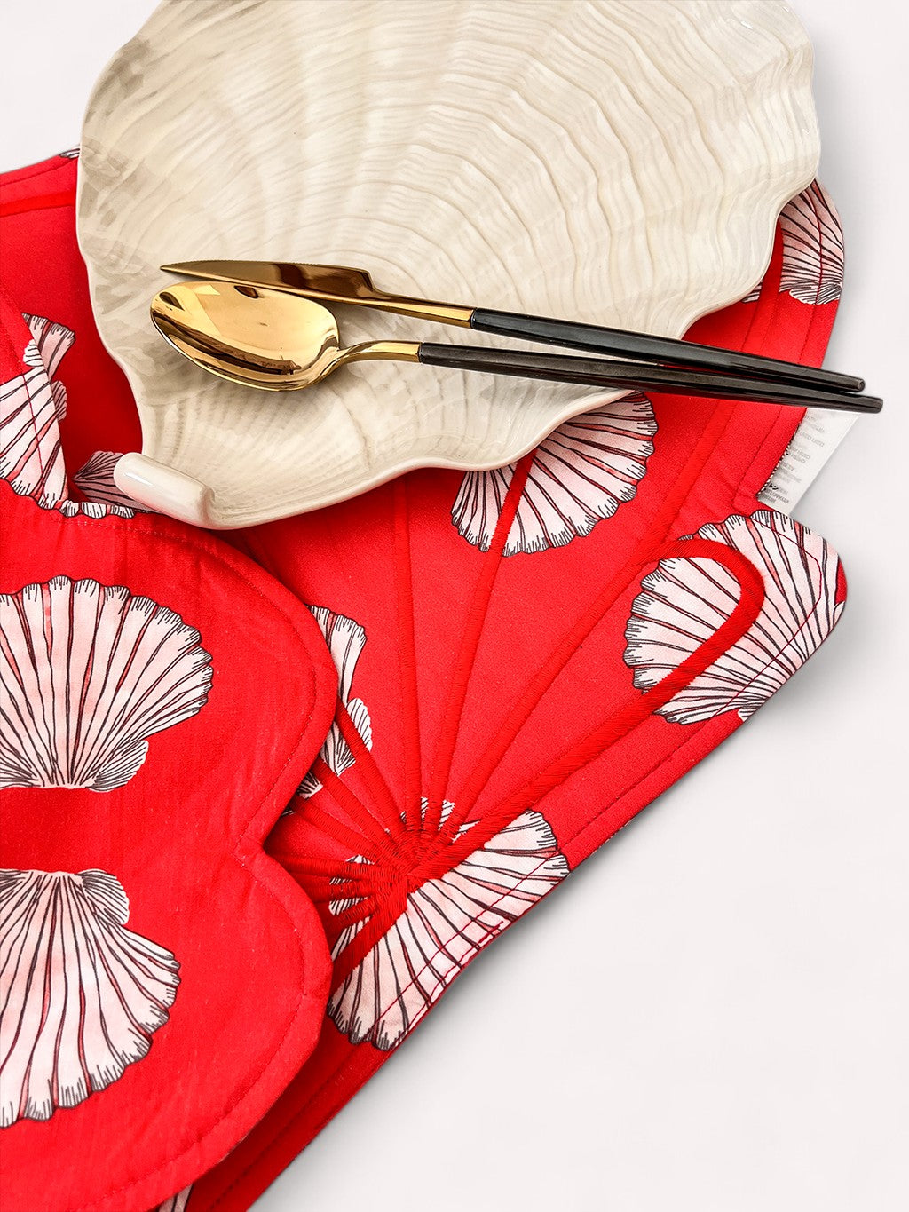 Placemat Shells on Red