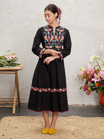 Nimo with love, short, The Balloon folk dress, Sustainable organic cotton, Embroidered yoke, Crew neck with slit, Adjustable empire waist, Long fluted sleeves, Two side pockets, Tie back, high-waisted, flattering silhouette